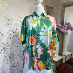Blusa verde con estampado floral tipo satín
