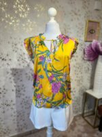Blusa color mostaza con estampado florar y diseño de mangas plisadas