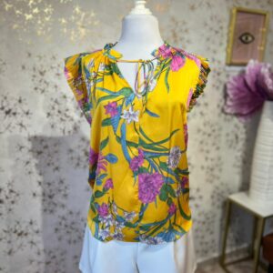 Blusa color mostaza con estampado florar y diseño de mangas plisadas
