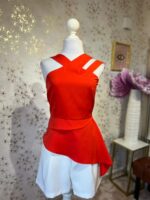Blusa roja asimétrica de cuello halter y olanes en la parte baja