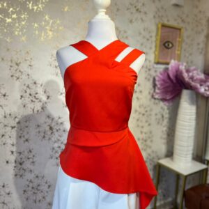 Blusa roja asimétrica de cuello halter y olanes en la parte baja