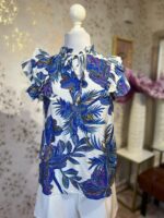 Blusa blanca con estampado tropical azul, manga tipo olan