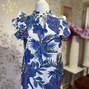 Blusa blanca con estampado tropical azul, manga tipo olan