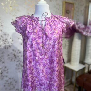 Blusa color lavando con estampado floral y manga tipo olan