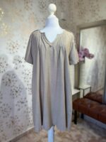 Vestido suelto beige