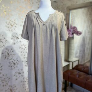 Vestido suelto beige