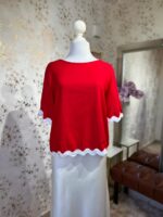 Blusa roja con detalles blancos en las orillas