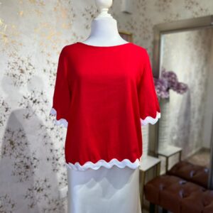 Blusa roja con detalles blancos en las orillas