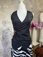 Blusa negra de escote V cruzado, broche dorado en cintura