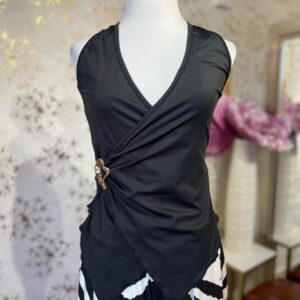 Blusa negra de escote V cruzado, broche dorado en cintura