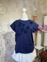 Blusa azul marino con manga doblada y detalles florales