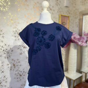 Blusa azul marino con manga doblada y detalles florales