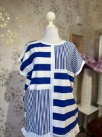 Blusa blanca con rayas azules