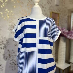 Blusa blanca con rayas azules